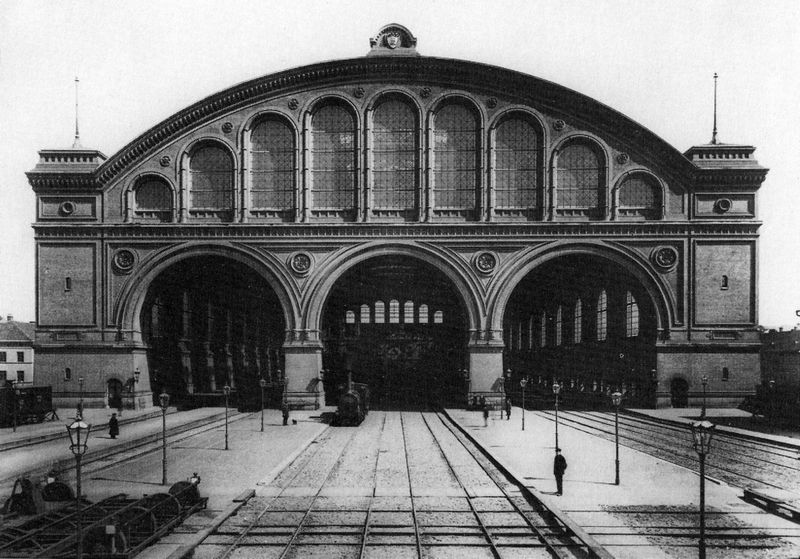 Anhalter Bahnhof in Berlin. 1872–1880. Motifs recorded: bahnhof, fenster, foto, lok, gleise, schienen, halle, lokomotive.