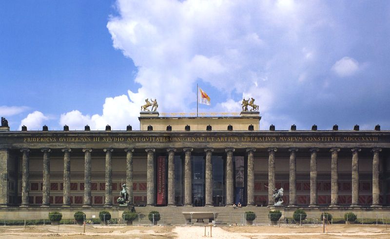 Museum am Lustgarten in Berlin. by Karl Friedrich Schinkel. 1823–1830. Motifs recorded: säulen, himmel, gebäude, fahne, flagge, wolken, statuen, klassizismus.