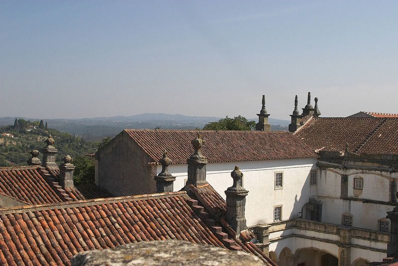 Christusritterkloster, auch Templerritterburg, Convento da Ordem de Cristo, in Tomar. 1160. Motifs recorded: dächer, fenster, innenhof, hügel, himmel, licht, bäume, türme.