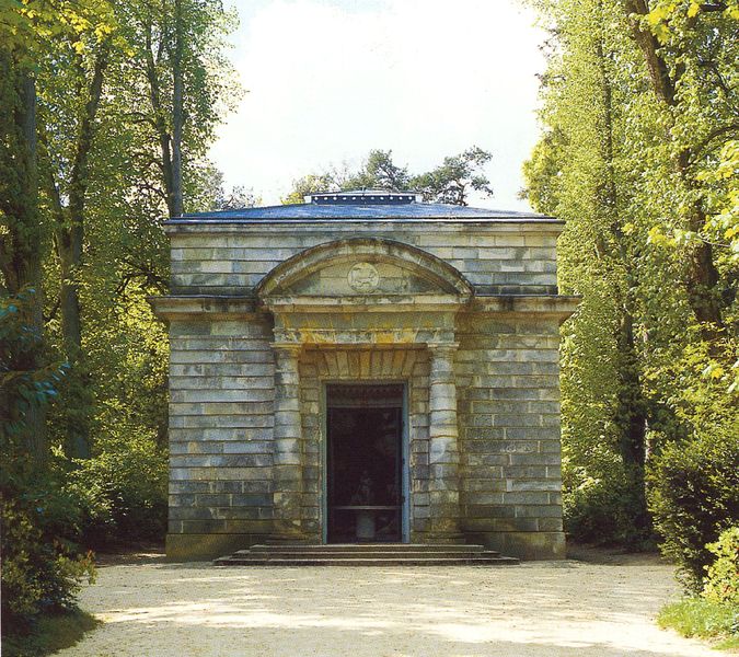 Die Molkerei der Königin, La Laiterie pour la Reine, im Park von Rambouillet, Yvelines. by Pierre Julien. 1785–1788. Motifs recorded: bäume, tor, tür, säulen, eingang, gebäude, bogen, steine.