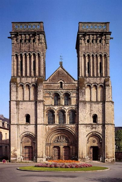 Abbaye-aux-Dames Ste-Trinité in Caen. 1049. Motifs recorded: kirche, rundbogen, portal, fassade, kreisverkehr, fenster, türme, architektur.