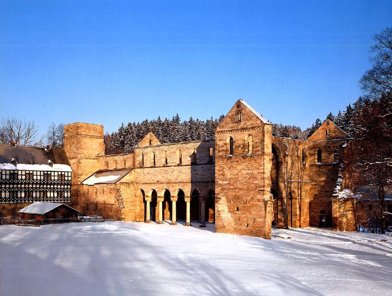 Benediktinerklosterkirche Paulinzella. 1112–1124. Motifs recorded: schnee, ruine, fachwerk, winter, fenster, säulen, wald, bäume.
