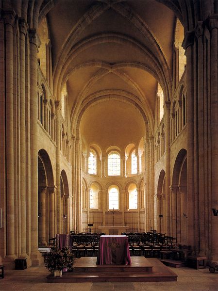 Abteikirche in Lessay. 1056. Motifs recorded: altar, kirche, fenster, säulen, kathedrale, blumen, stühle, gewölbe.