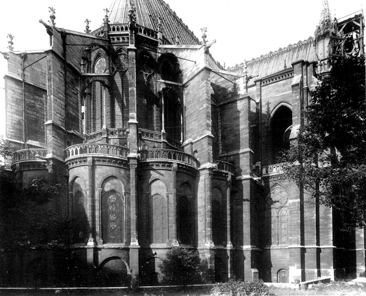 Abteikirche in St. Denis. 1231–1282. Motifs recorded: gotik, dach, chor, kirche, baum, schwarzweiss, fenster, foto.
