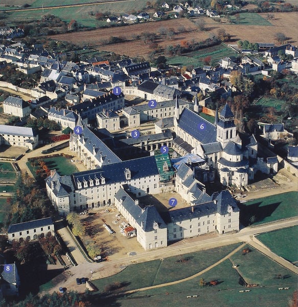 Abtei in Fontevrault. 1100–1600. Motifs recorded: kirche, gebäude, kreuzgang, stadt, luftbild, courtyard, church, klosteranlage.