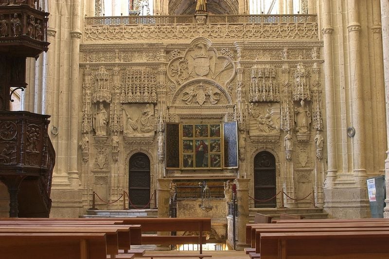 Chorschranke in Palencia. 1500–1600. Motifs recorded: kirche, kirchenbänke, absperrung, teilung, krypta, sitzbänke, church, columns.