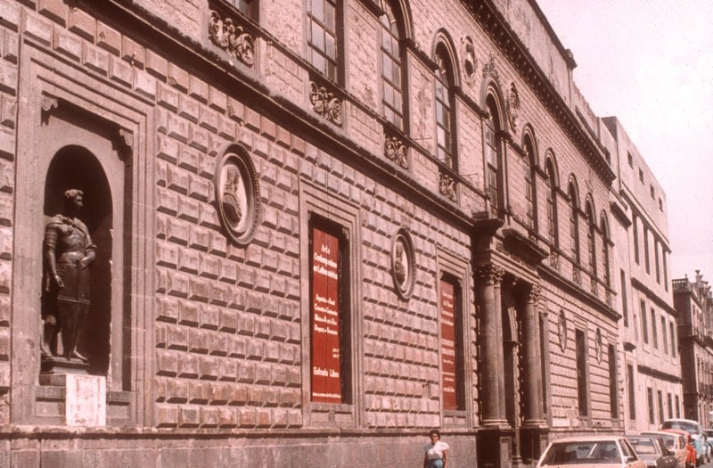 Academia de San Carlos (de la nueva Espana). by Javier Cavallari. 1858. Motifs recorded: gebäude, säulen, foto, statue, portal, frau, fenster, fassade.
