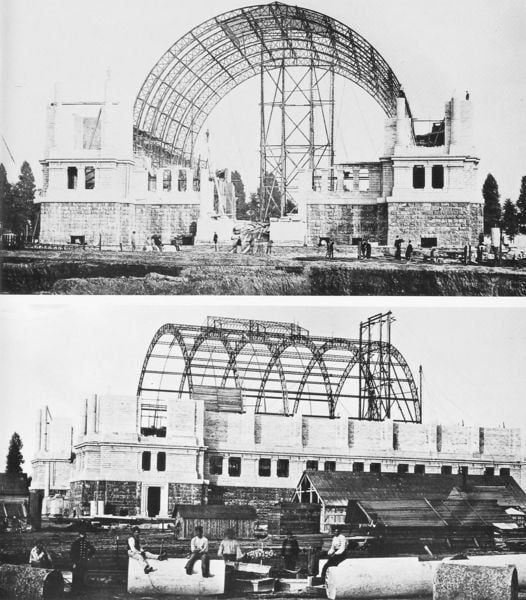 50jähriges Jubiläum, Palastkonstruktion. 1879. Motifs recorded: baustelle, foto, arbeiter, konstruktion, bogen, architektur, hütten, männer.