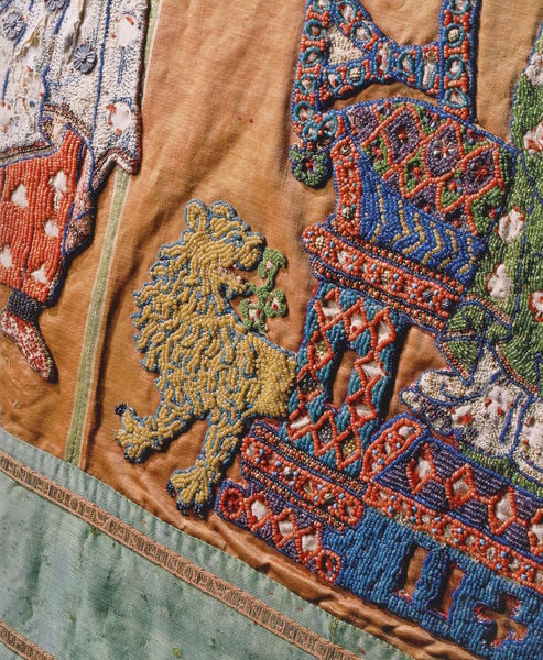 Antependium mit der Krönung Mariens in Perlstickerei/Niedersachsen/Inv.-Nr. 203. 1200–1300. Motifs recorded: löwe, stickerei, detail, bunt, muster, textil, gewand, ausschnitt.