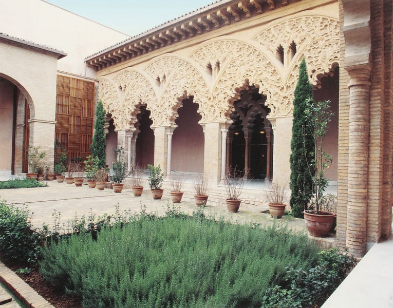 Aljaferia-Palast. 1000–1100. Motifs recorded: innenhof, garten, beet, töpfe, architektur, hof, foto, stein.