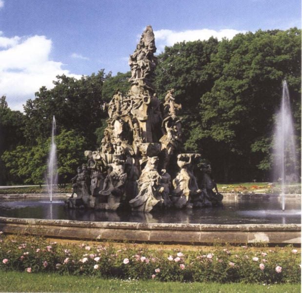 Hugenottenbrunnen. by Elias Räntz. 1705–1706. Motifs recorded: brunnen, fountain, water, sculpture, trees, bäume, wasser, stein.