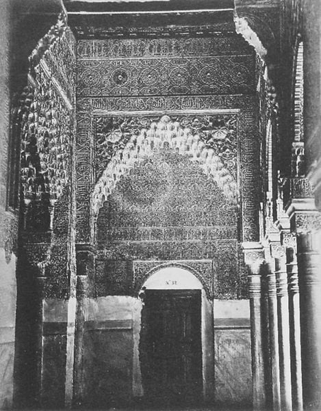 Alhambra, Grenade, Cour des Lions. by Charles Clifford. 1862. Motifs recorded: säulen, tür, ornament, relief, wand, stein, fotografie, säule.
