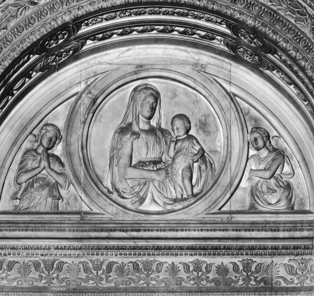 Grabmal des Leonardo Bruni. by Bernardo Rosselino. 1448–1450. Motifs recorded: engel, jesus, maria, kirche, beten, muttergottes, rund, kind.