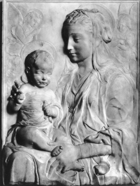 Madonna mit Kind. by Antonio Rosselino. 1460–1461. Motifs recorded: maria, relief, engel, kind, madonna, jesus, mutter, heiligenschein.