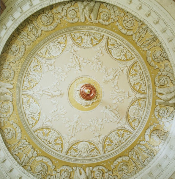 Deckengestaltung mit Stuckrosette im Zweiten Durchgangszimmer. by Pietro Gonzaga. 1795–1799. Motifs recorded: stuck, gelb, rund, rot, decke, kreis, weiss, blätter.
