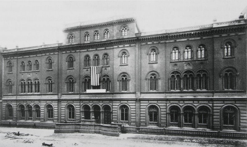 Aussenansicht mit den späteren Anbauten. by Alexander Saeltzer. 1849–1853. Motifs recorded: gebäude, fenster, flagge, fahne, foto, amerika, fassade, haus.
