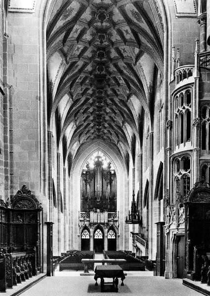 Bern, Münster, Blick nach Westen. by Matthäus von Ensingen. 1421–1573. Motifs recorded: orgel, altar, kirche, chor, chorgestühl, gewölbe, foto, schwarzweiß.